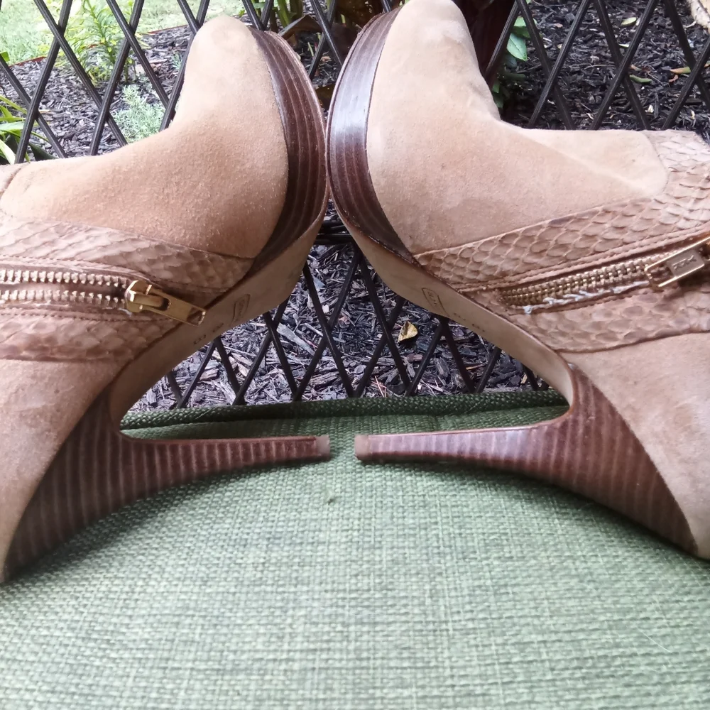 Coach Beatrice Suede Ankle Bootie Pumps Size 8.